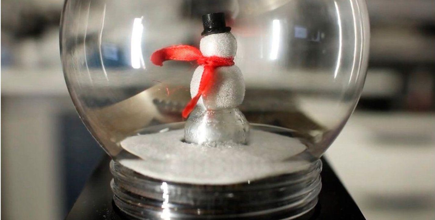 Youtuber crea una bola de cristal que genera su propia nieve real