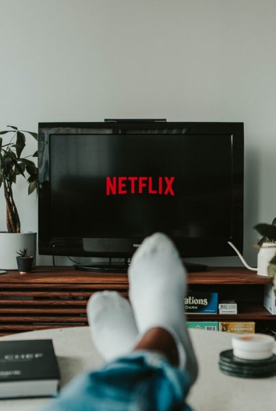 Todos hemos compartido nuestra contraseña de Netflix alguna vez, pero esta práctica podría llegar a su fin con las nuevas políticas que la empresa implementará para que los usuarios tengan su propia suscripción.