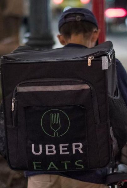 Exhiben a repartidor de Uber Eats que probaba los pedidos antes de su entrega