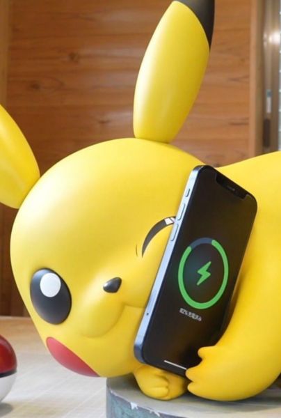Crean Pikachu tamaño real que carga tu celular al abrazarlo