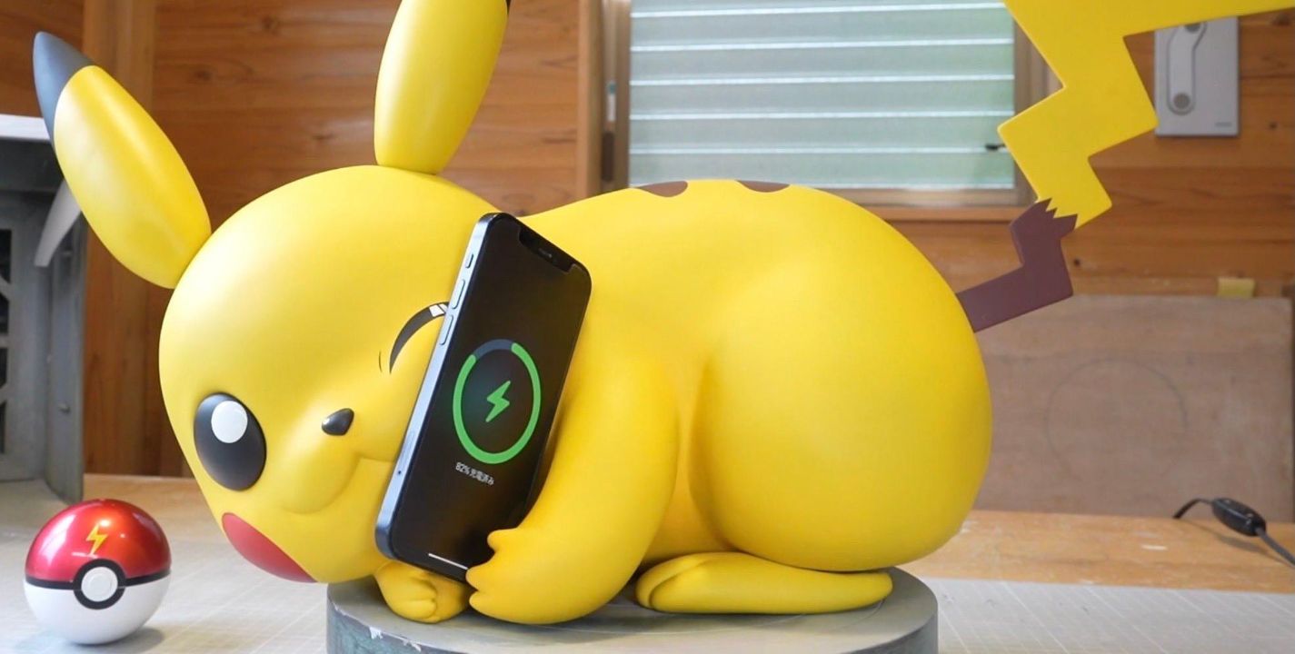 Crean Pikachu tamaño real que carga tu celular al abrazarlo