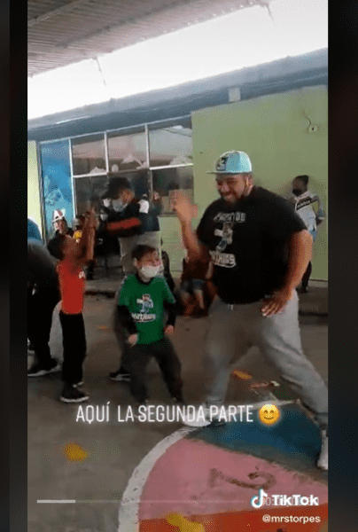 Padre sorprendió con sus mejores pasos en un concurso de baile del Festival del Día del Padre de su hijo.