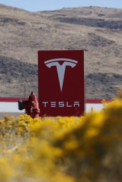 Tesla enfrenta una demanda de exempleados por despidos masivos