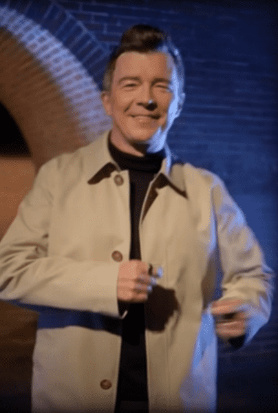 Rick Astley recrea su icónico VIDEO musical 35 años después