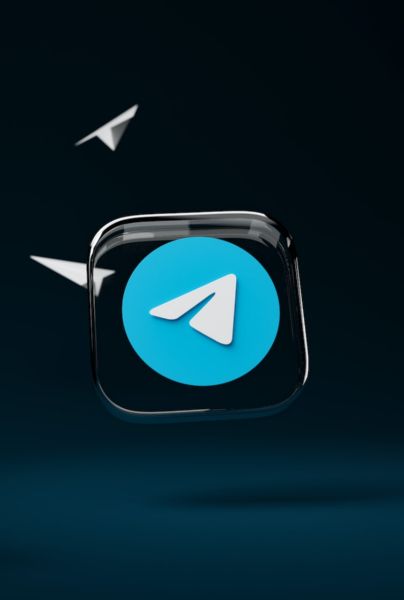 Telegram lanzó una nueva actualización que incluye nuevas herramientas como las reacciones infinitas, emojis en los estados, nuevas opciones de inicio de sesión, entre otras novedades que aquí te contamos.