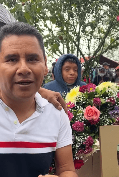 Margarito Music visitó la tumba de su madre luego de recibir su placa de oro por alcanzar el millón de suscriptores
