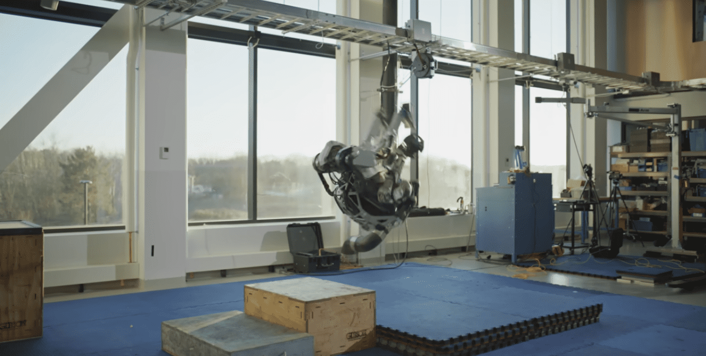 Boston Dynamics logra que su robot Atlas pueda dar saltos mortales