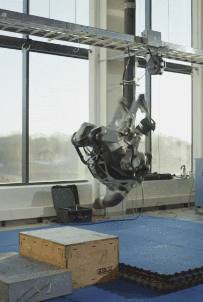 Boston Dynamics logra que su robot Atlas pueda dar saltos mortales