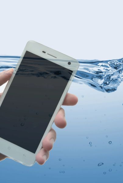 Cómo proteger tu celular del agua y qué hacer si se moja