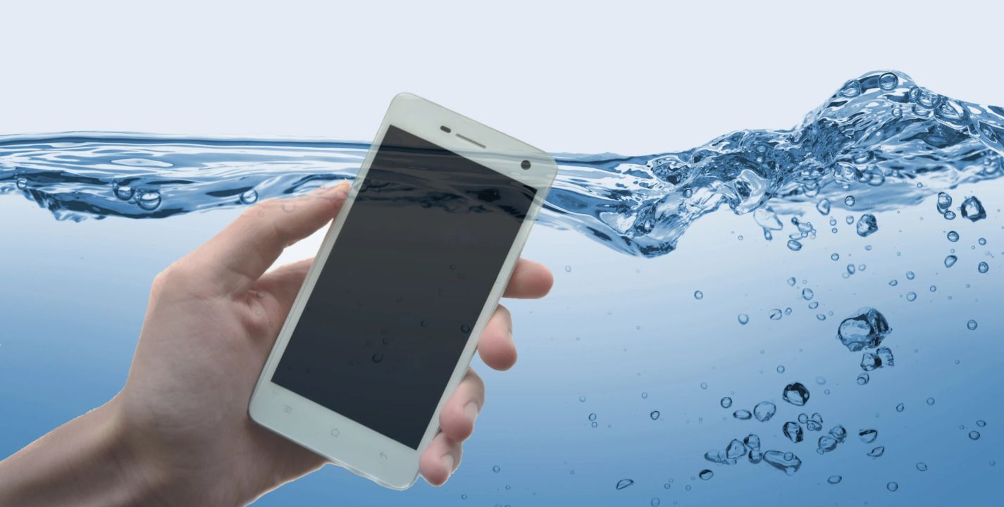 Cómo proteger tu celular del agua y qué hacer si se moja